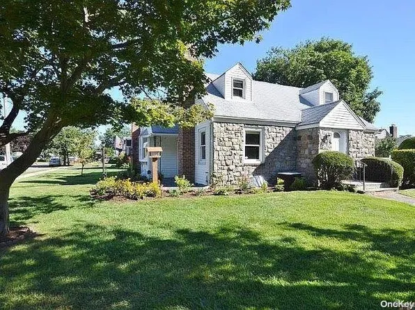 60 Mayflower Avenue, Williston Park, NY 11596