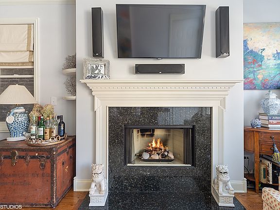 2nd image of 2055 W Belmont Ave #2