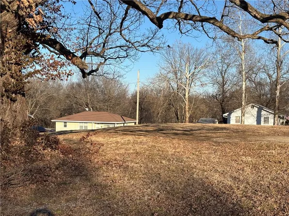 307/301 W Spring St, El Dorado Springs, MO 64744