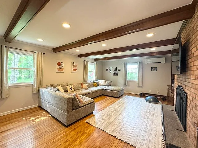 3 bed, 2.5 bath, 2122 sqft, $4,000 — Photo 3