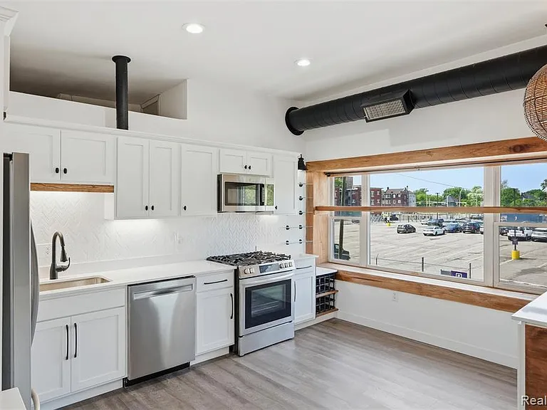 436 E Milwaukee St — Photo 12