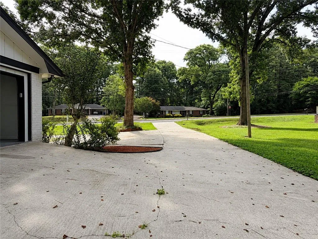 3 bed, 2.0 bath, 2000 sqft, $3,200 — Photo 4