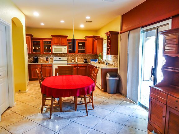 4th image of 1029 E Iris Dr