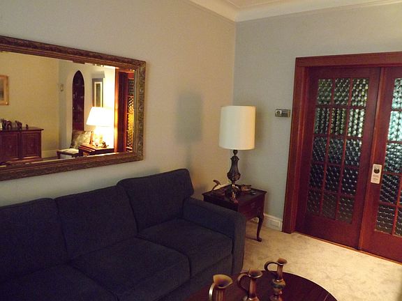 Large 1st Apt Livingrm!