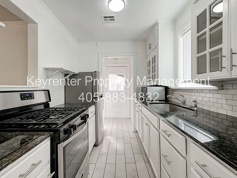 N Gatewood Ave Duplex — Photo 17