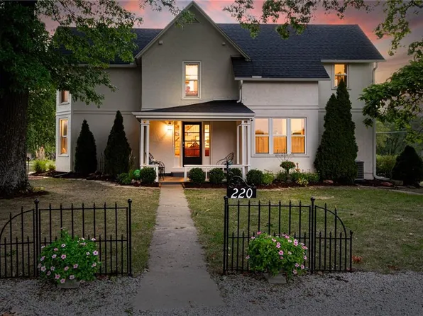 220 High St, Baldwin City, KS 66006