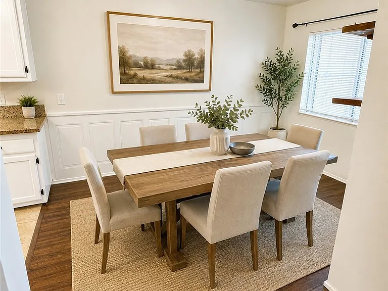 218 E Hyde Park Blvd — Photo 3
