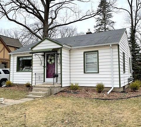 3rd image of 1042 W Grand River Ave