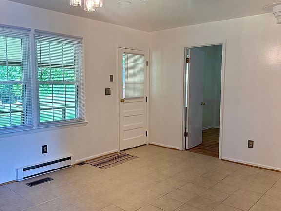5th image of 422 Carpenters Mill Rd