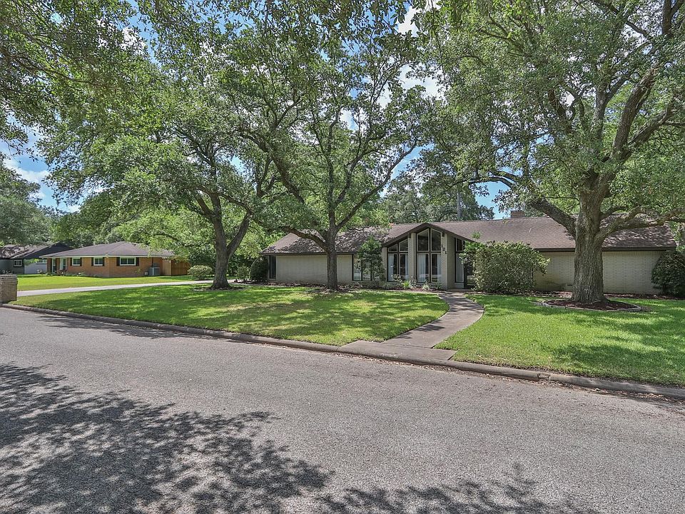 1st image of 121 E Larkspur Dr