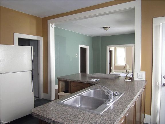 3rd image of 1322 Hayes Ave