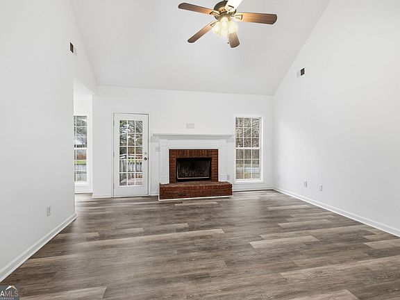 3rd image of 285 Chestnut Dr