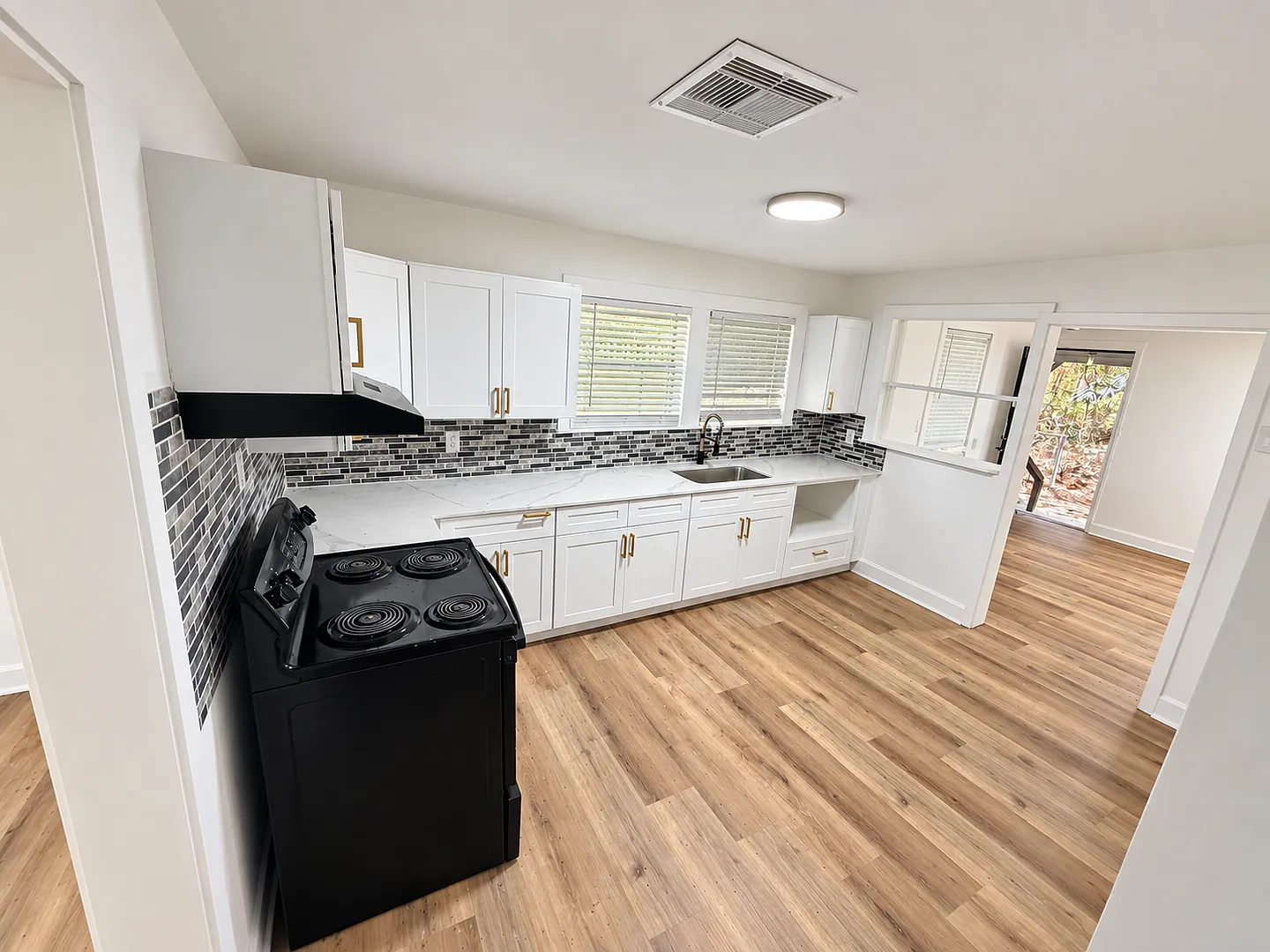 Inviting 3-Bedroom Vidor Home on a 28,837 Sq Ft Lot — Photo 3
