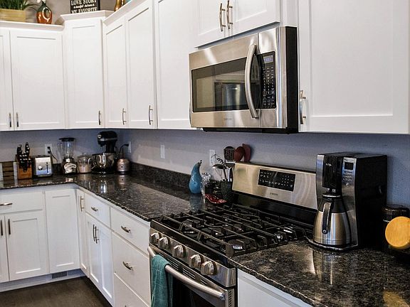 Lots of kitchen storage!