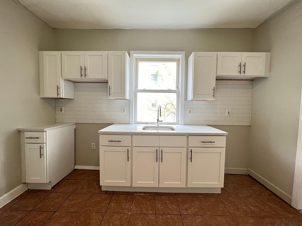 1st image of 184 W Runyon St Floor 1
