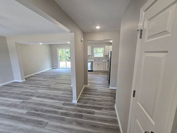 2nd image of 400 Daniel Ct #405
