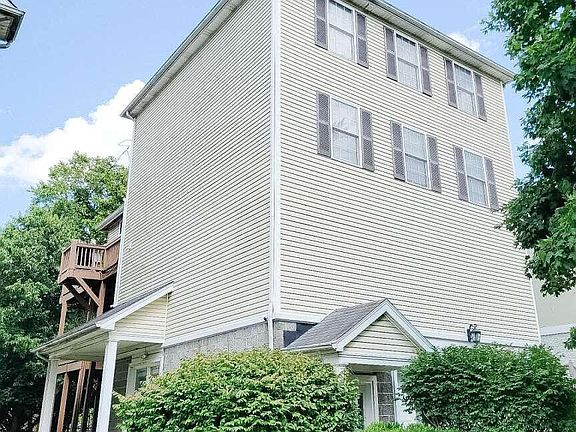 2nd image of 905 1/2 W Riverside Dr