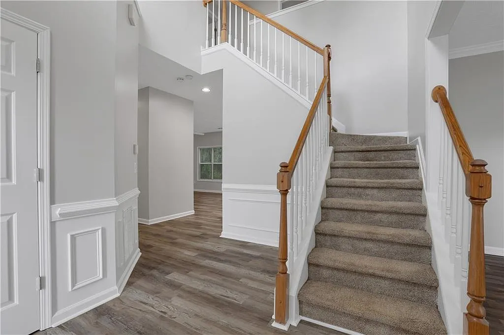 4 bed, 2.5 bath, 2424 sqft, $2,450 — Photo 2