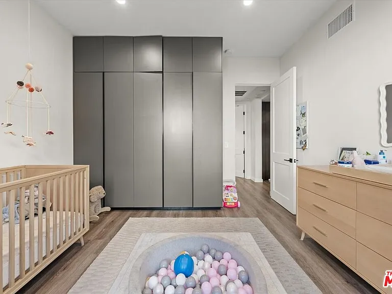 556 N Flores St #2B — Photo 19