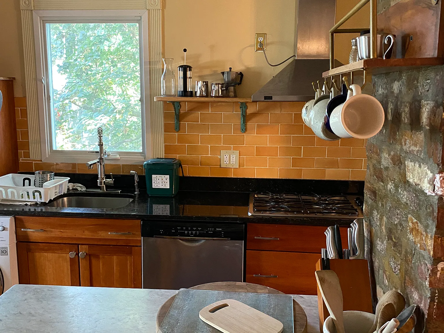 2 bed, 1.5 bath, 1200 sqft, $4,500 — Photo 3