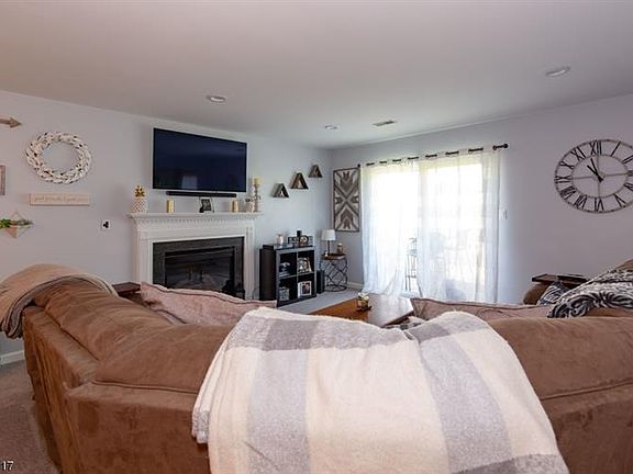 5th image of 40 Lakeview Dr