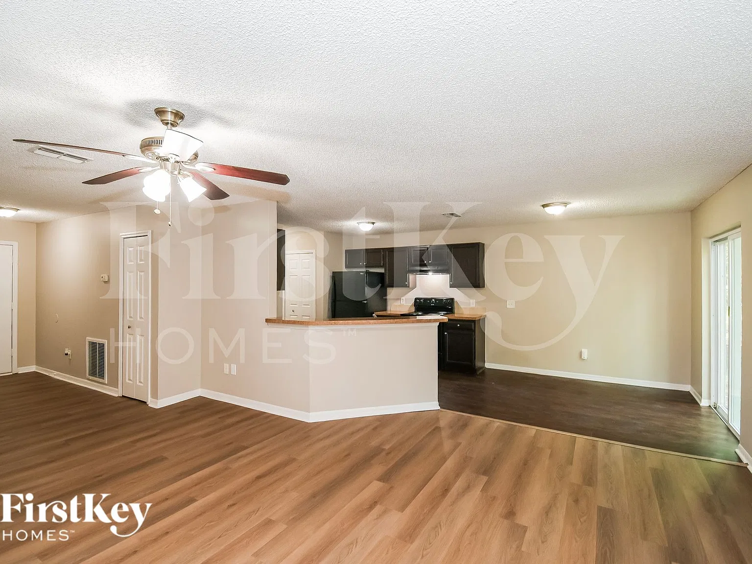 4 bed, 2.0 bath, 1425 sqft, $1,810 — Photo 3