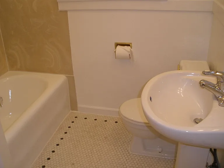 316 NE Longwood Pl — Photo 10