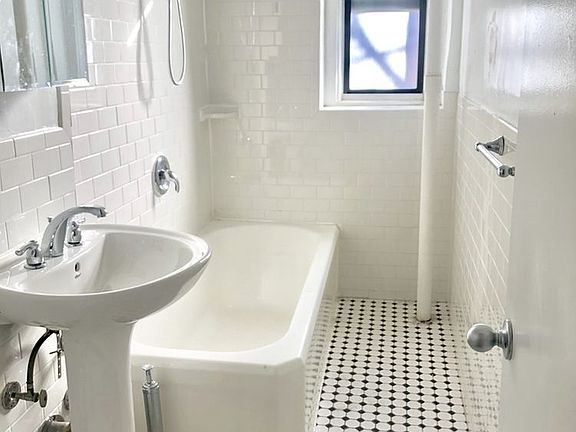 5th image of 3206 47th St APT 6F
