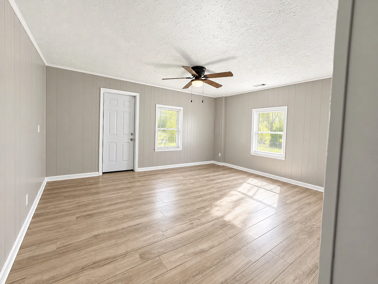 3 bed, 1.5 bath, 1300 sqft, $1,200 — Photo 3