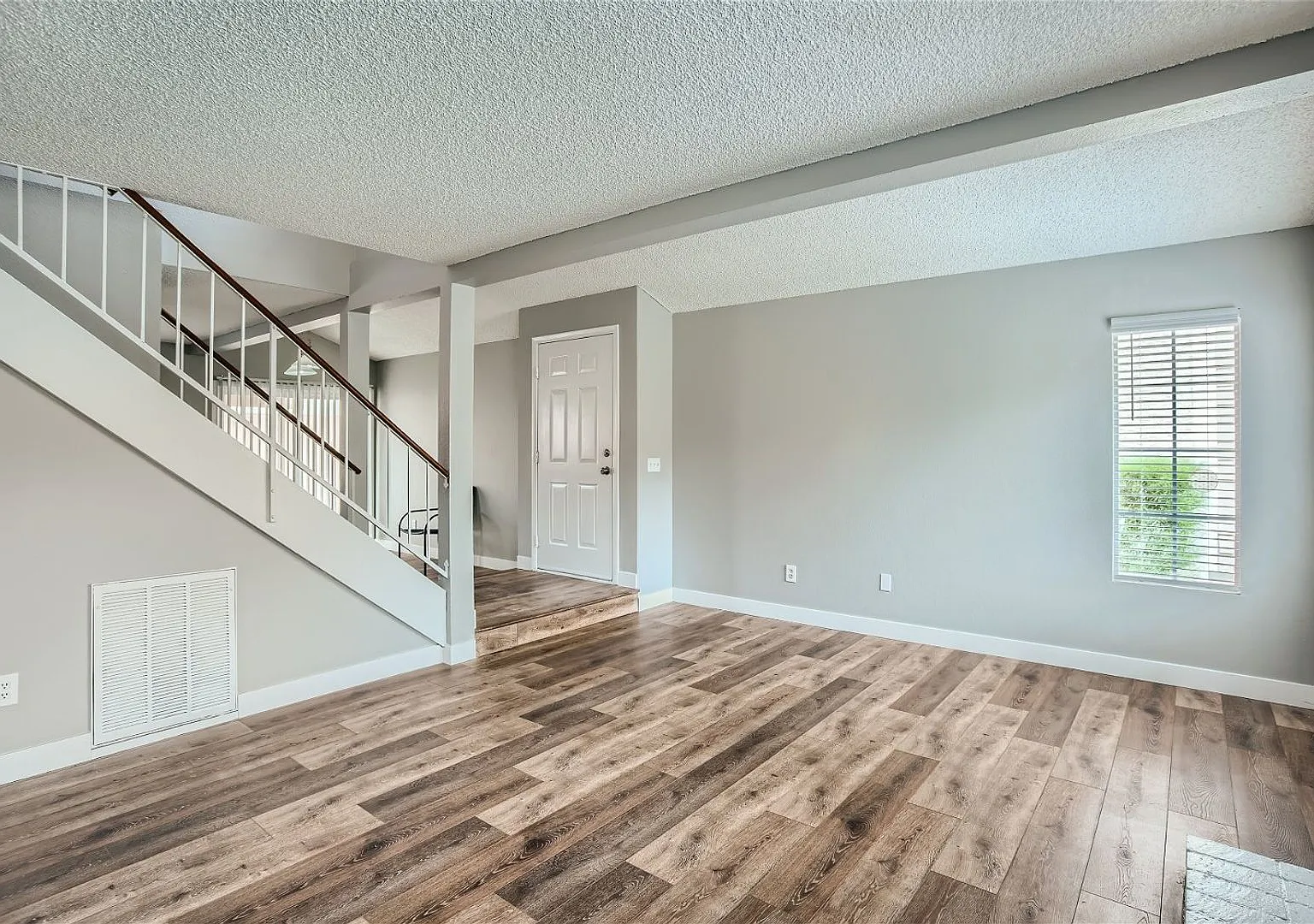 3 Bedroom Home in Green Valley! — Photo 2