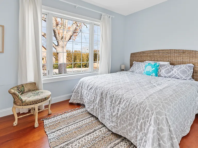 Hillside Dr W — Photo 17