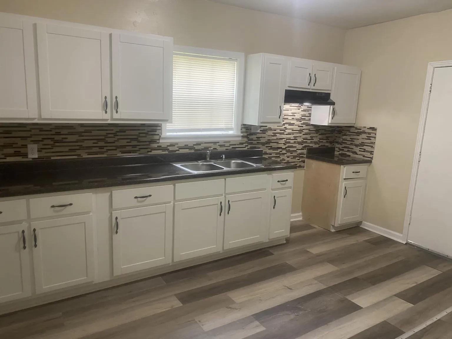1573 Barton St — Photo 3