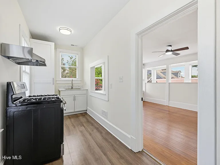 511 Middle St #C — Photo 6