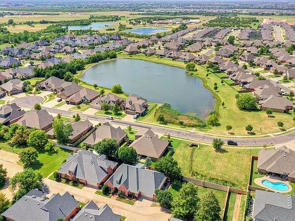 3rd image of 15908 Royal Crest Ln