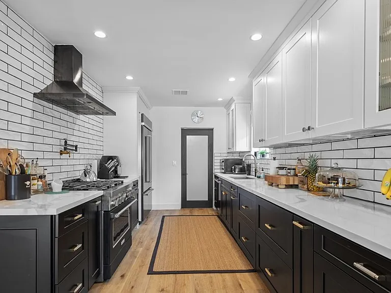 334 W Valencia Ave — Photo 25