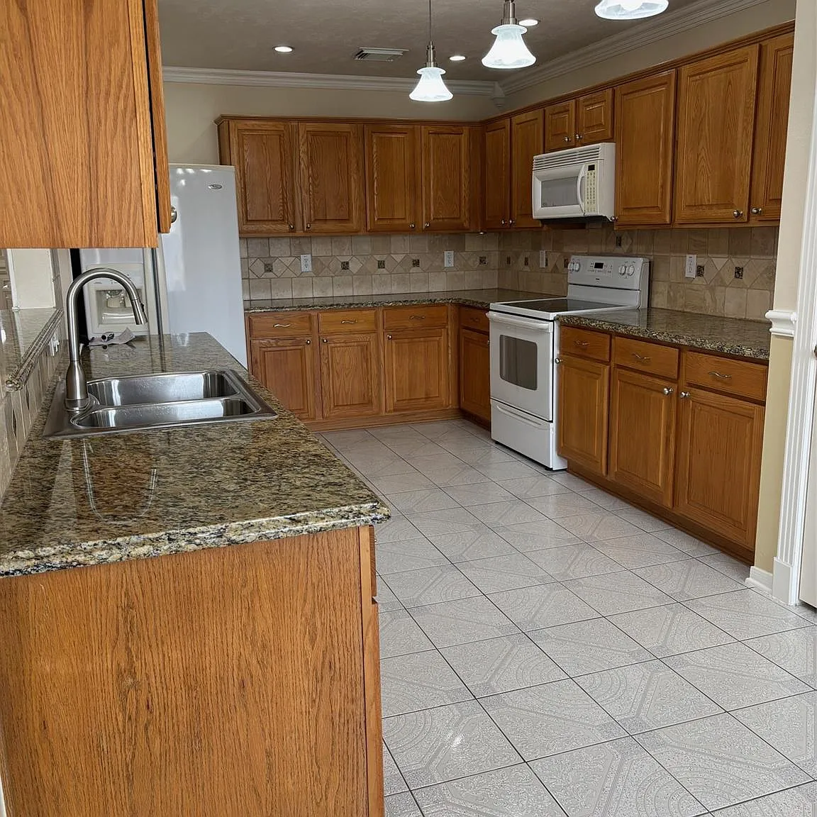 3 bed, 2.0 bath, 2037 sqft, $2,200 — Photo 3