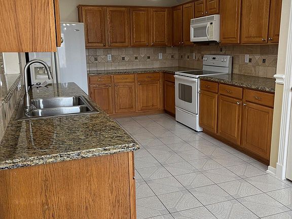3rd image of 903 Christopher Ln