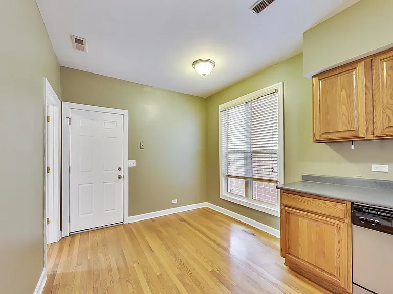 2330 N Greenview Ave #2R — Photo 8