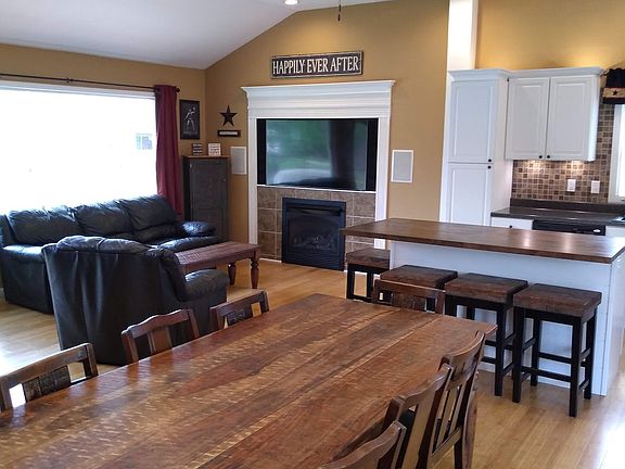 3rd image of 1204 Colonial Dr