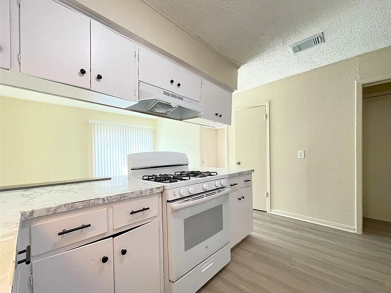 902 N Meadows Dr — Photo 6