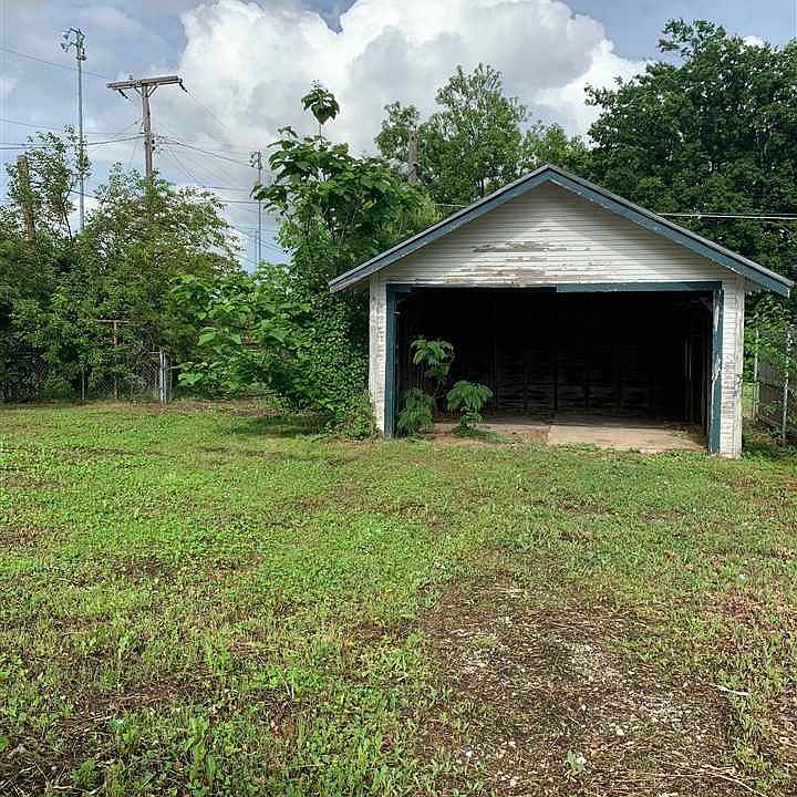 2nd image of 920 S Main St