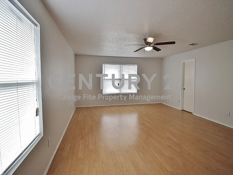 3325 Tioga St — Photo 8