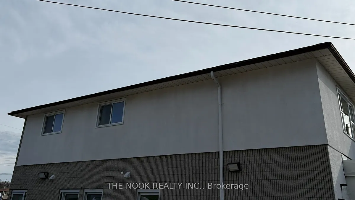 Photo 1 of 20 - 948 Simcoe St N #A - Oshawa, ON Primary Photo - 948 Simcoe St N #A