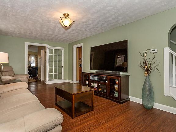 4th image of 28 Irving St