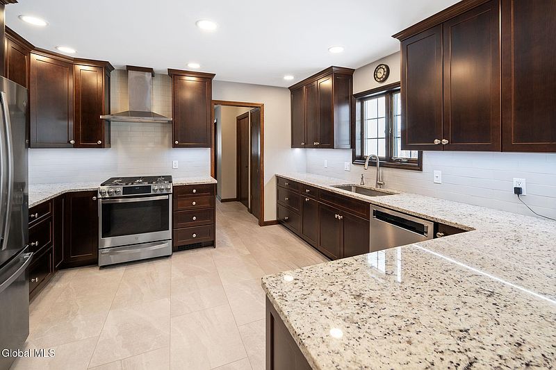 3rd image of 214 Benjamin Street