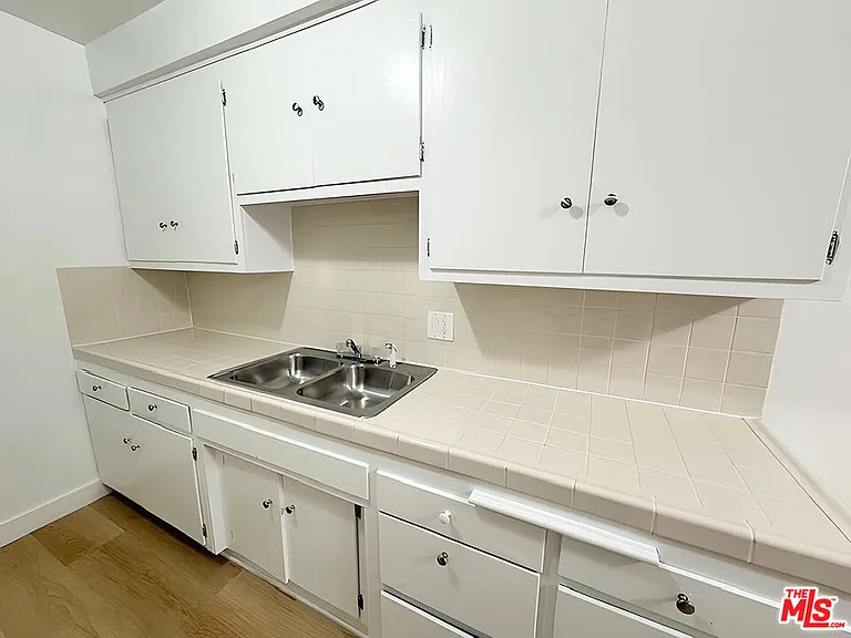 5032 Maplewood Ave #103 — Photo 8