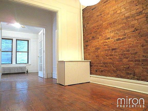 3rd image of 1105 Lexington Ave APT 3R