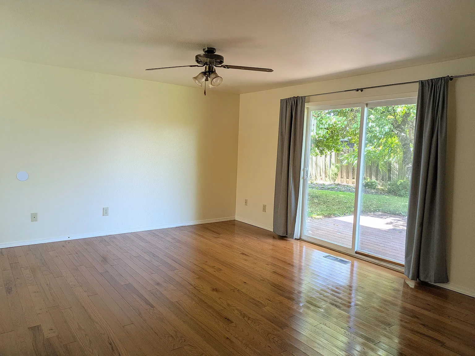 3 bed, 924 sqft, $2,300 — Photo 2