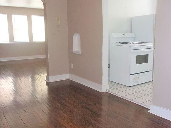 5th image of 3020 N Robinson Ave APT 6