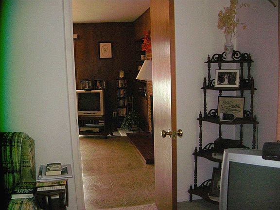 5th image of 19162 Montrose Dr